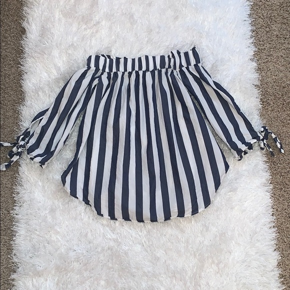 H&M Tops - H&M off shoulder top